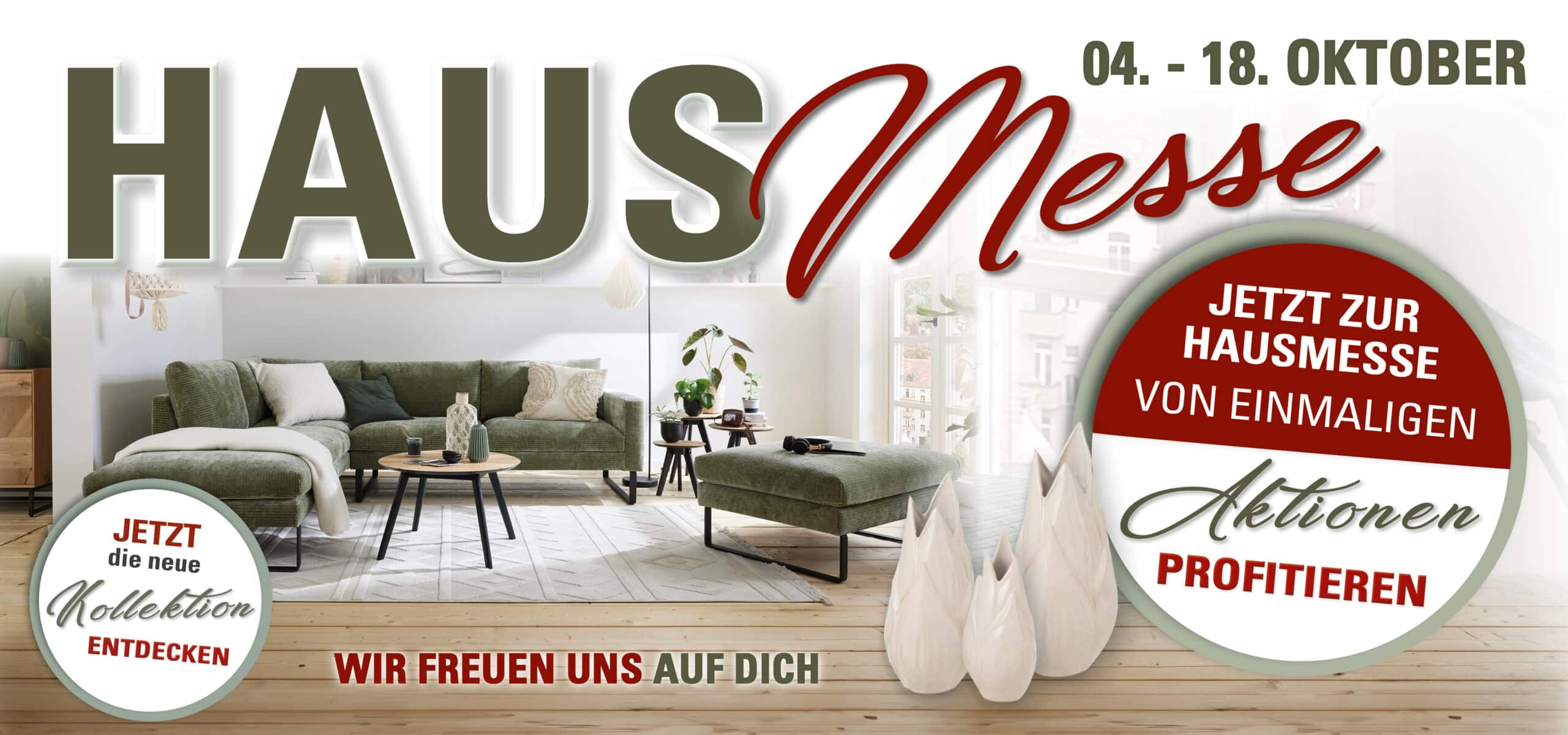 Modernes Wohnzimmer mit grünem Sofa, großen Fenstern und Text, der für eine Hausmesse vom 4. bis 18. Oktober mit Sonderangeboten wirbt.